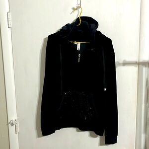 The trend woman’s black hoodie with sequence